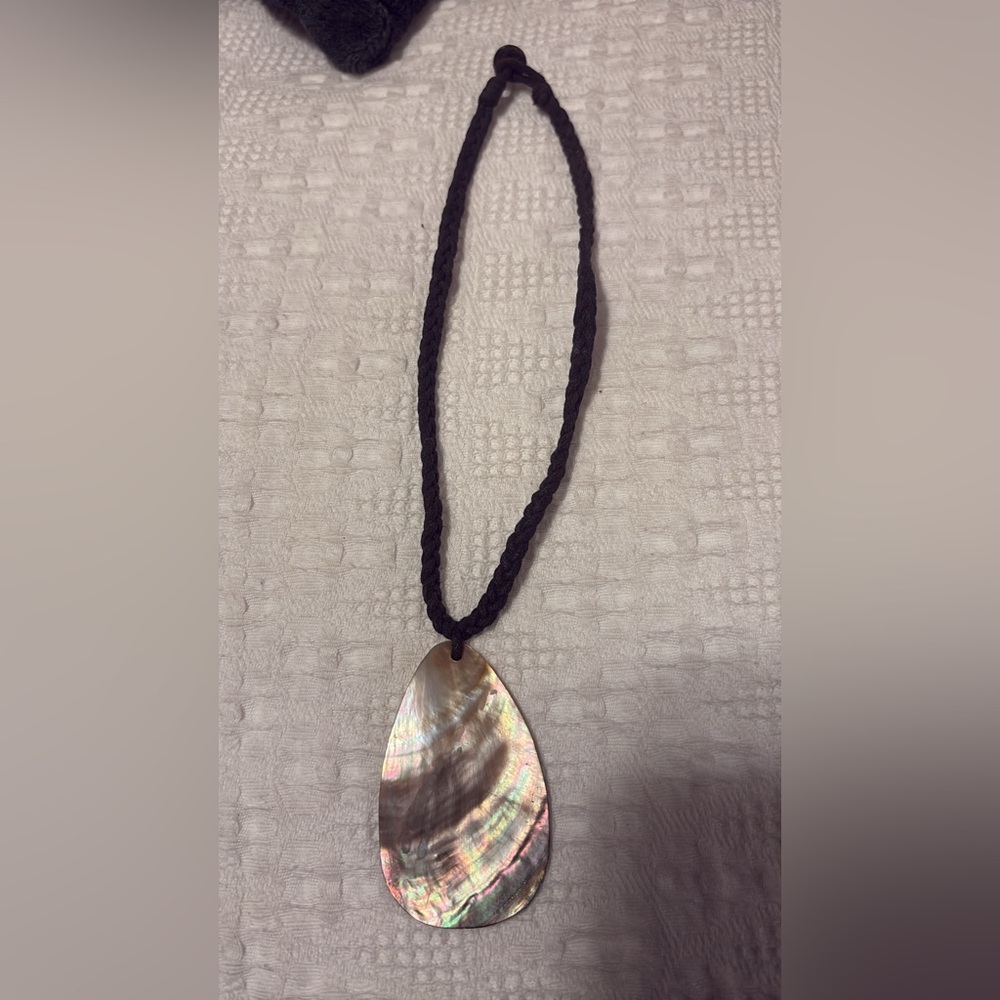 Elegant Shell Pendant Necklace